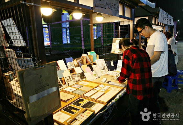 Buyeo Market & Baengmagang Moonlight Night Market (부여장 (5, 10일) / 백마강달밤야시장)