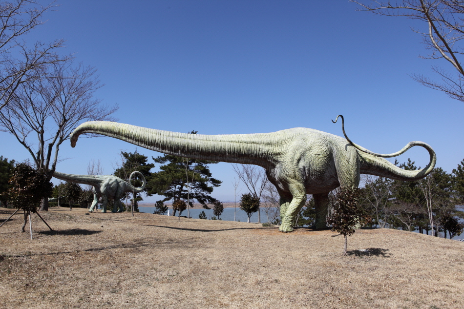 해남 우항리에 백악기를 재현한 사파리 존이 조성되었다. 목이 긴 초식 공룡 마멘키사우루스 조형물.