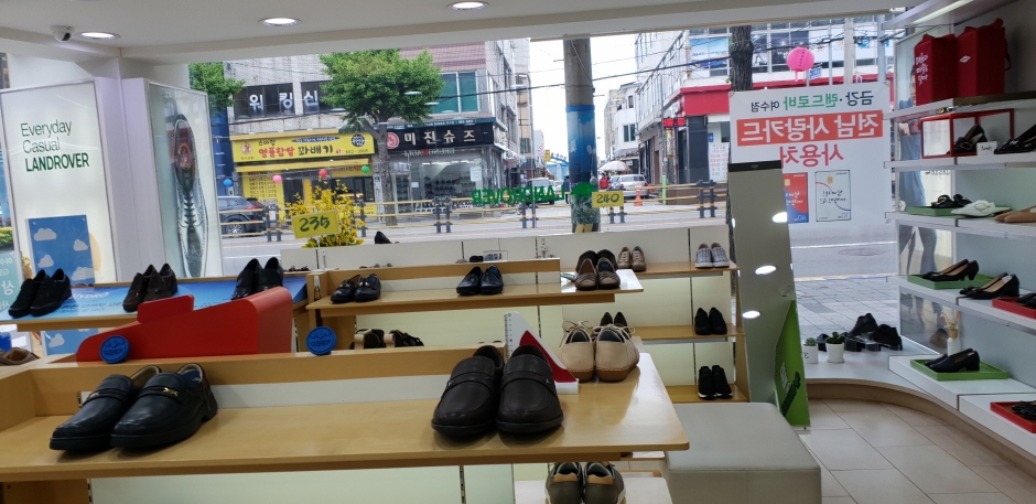 Landrover - Yeosu Gyo-dong Branch [Tax Refund Shop] (랜드로바 여수교동)