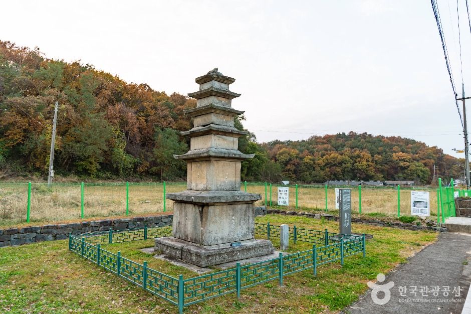 천안 천흥사지 당간지주·오층석탑