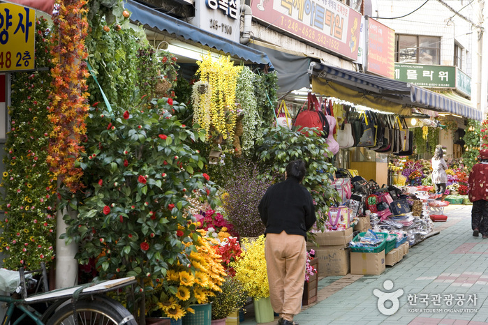 Gwangbok-ro Arirang Street (광복로 아리랑 거리)