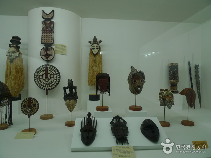 Hahoe Mask Museum (하회동 탈 박물관)