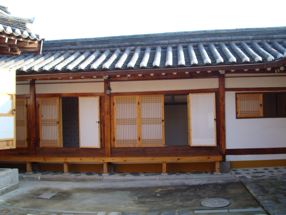 Gahoe Hanok Guest House (가회한옥체험관)