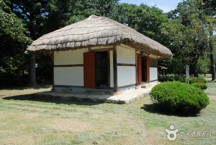 thumbnail-Chunguisa Shrine - Historic Site Related to Yun Bong-Gil, Yesan (충의사 (예산 윤봉길 의사 유적))-57