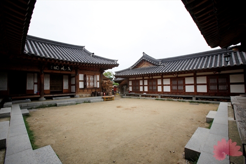 Jeonju Hanok Living Experience Center (전주한옥생활체험관)