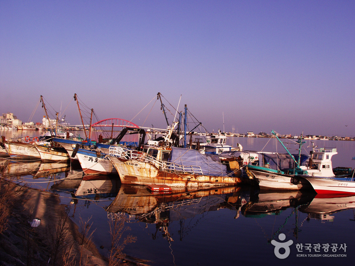 Cheongchoho Lake (청초호)