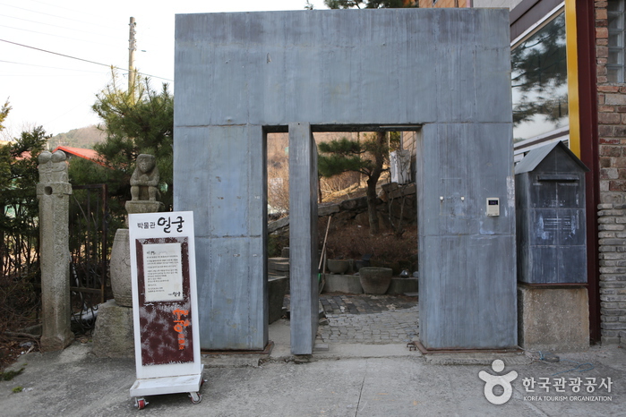 박물관 얼굴의 독특한 입구