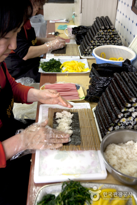 김밥을 싸는 손놀림이 정확하고 빠르다.