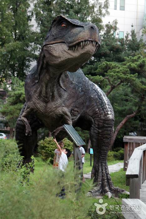 서울영어과학교육센터 야외는 공룡 조형물이 아이들의 호기심을 끈다.