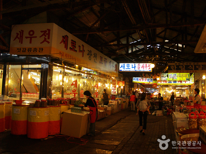 새우젓하면 광천을 떠올릴만큼 유명해진 광천토굴새우젓. 사진은 광천시장 새우젓 골목.