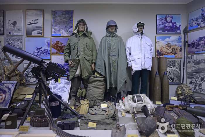 자유수호관에 전시된 군인 모형과 무기