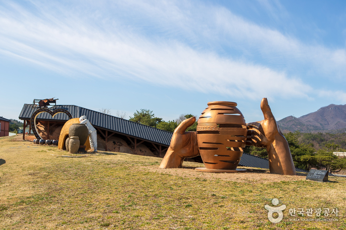 Oegosan Onggi Village (외고산옹기마을)