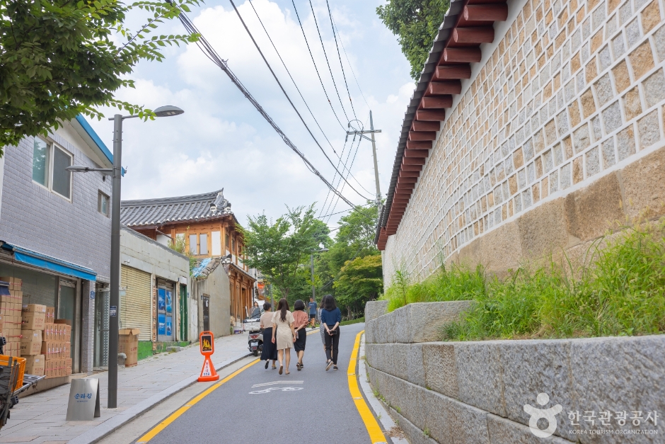 Seosulla-gil Road (서순라길)