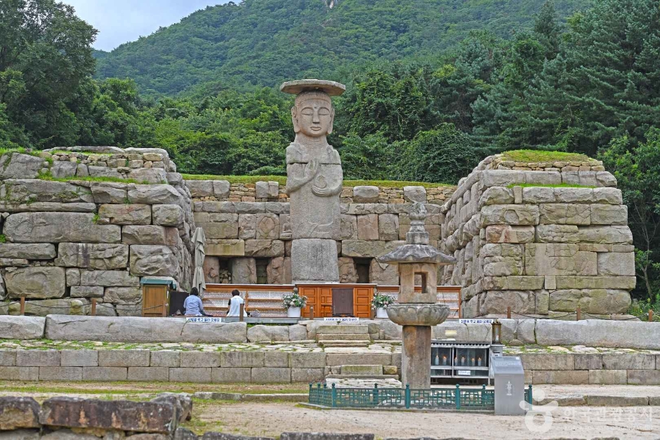 충주 미륵리 석조여래입상