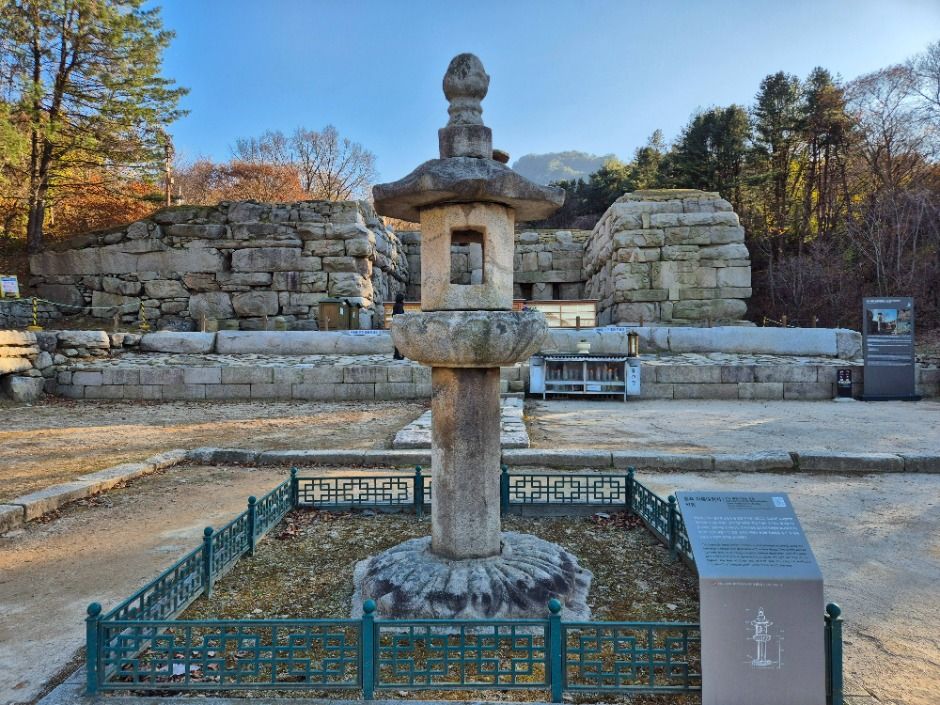 충주 미륵대원지 석등