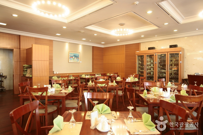 Jeju Grand Hotel (제주 그랜드호텔)