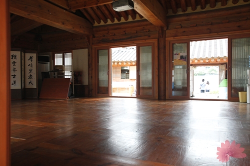 Jeonju Hanok Living Experience Center (전주한옥생활체험관)