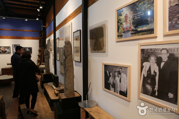 마릴린 먼로와 오드리 햅번 등 유명 영화배우의 모습을 담은 사진들