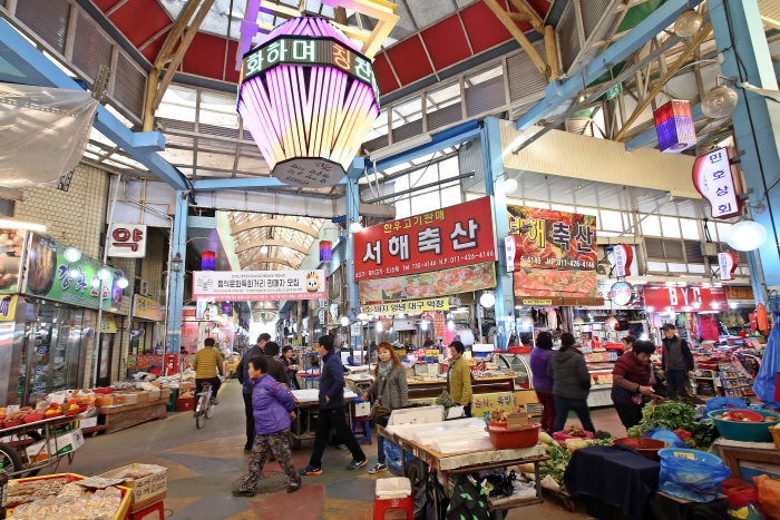 신선하고 질 좋은 농축산물이 거래되는 화지중앙시장