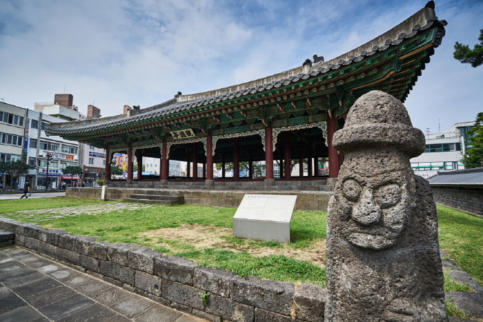 Pavillon Gwandeokjeong (관덕정(제주))