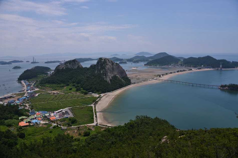 대봉전망대에서 바라본 선유도. 선유도해수욕장과 망주봉 뒤로 고군산군도의 섬들이 펼쳐진다.