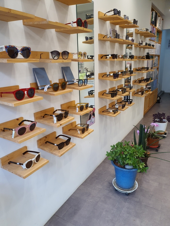 Saebom Eyewear - Hongdae Branch [Tax Refund Shop] (새봄안경원 홍대)