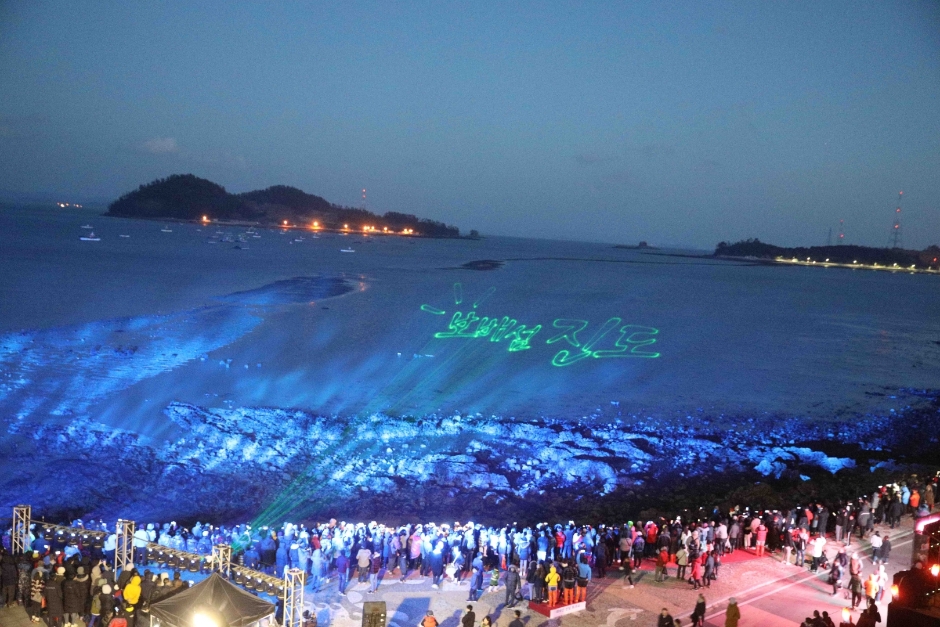 Jindo Miracle Sea Road Festival (진도신비의바닷길 축제)