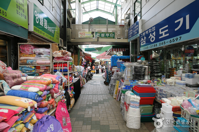 Gukje Market (남포동 국제시장)