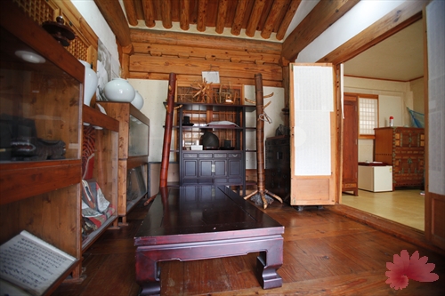 Jeonju Hanok Living Experience Center (전주한옥생활체험관)