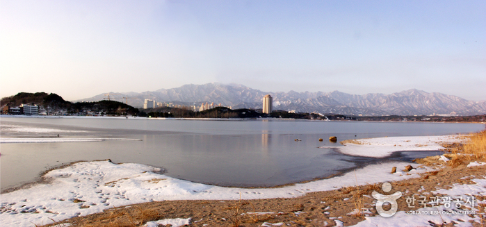 Yeongnangho Lake (영랑호)