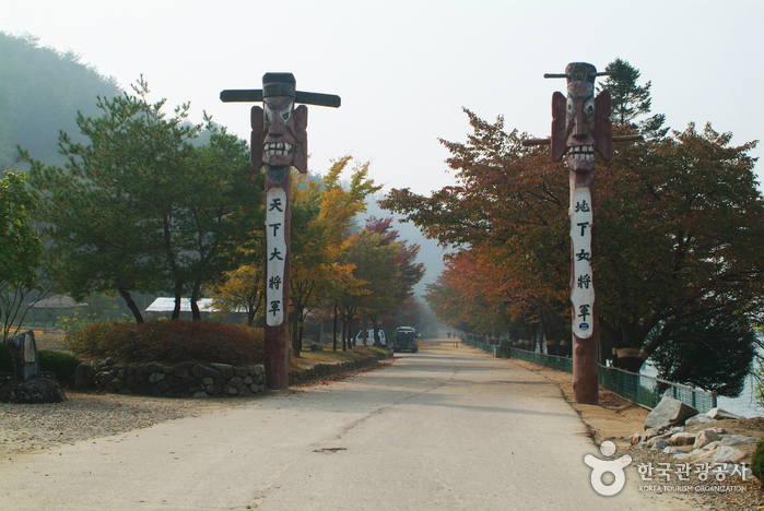 Andong Folk Village (안동민속촌과 안동호)