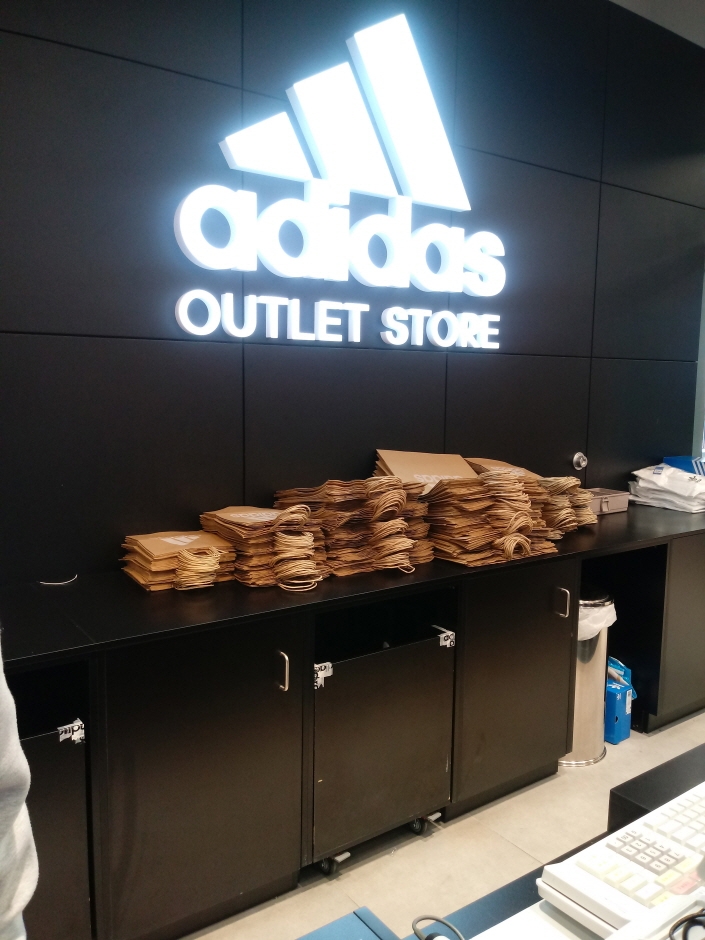 Adidas - Lotte Outlets Giheung Branch [Tax Refund Shop] (아디다스 롯데아울렛 기흥점)