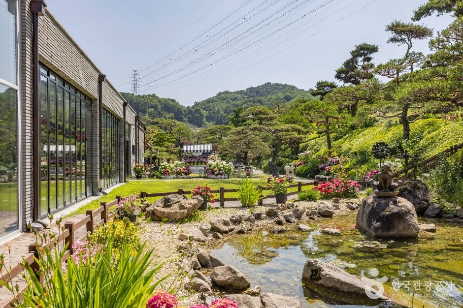 thumbnail-베이커리 카페 공간-17