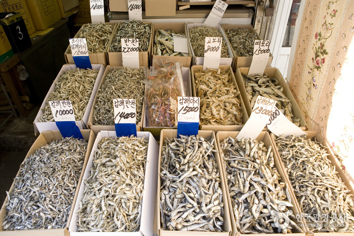 Nampo-dong Dried Seafood Market (남포동 건어물시장)