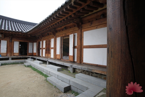 Jeonju Hanok Living Experience Center (전주한옥생활체험관)