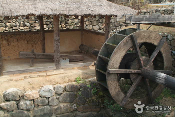 Andong Folk Village (안동민속촌과 안동호)