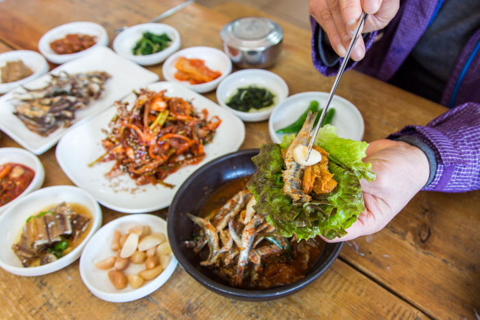 남해 마늘을 올려 쌈을 싸 먹으면 더 맛있다. 멸치쌈밥