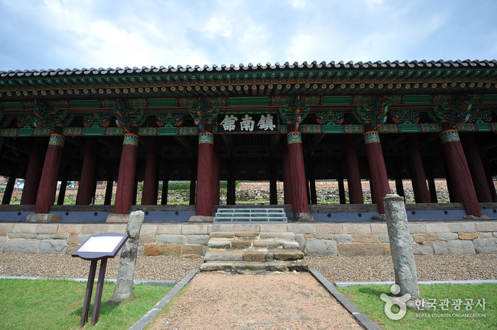 Pabellón Jinnamgwan (여수 진남관)