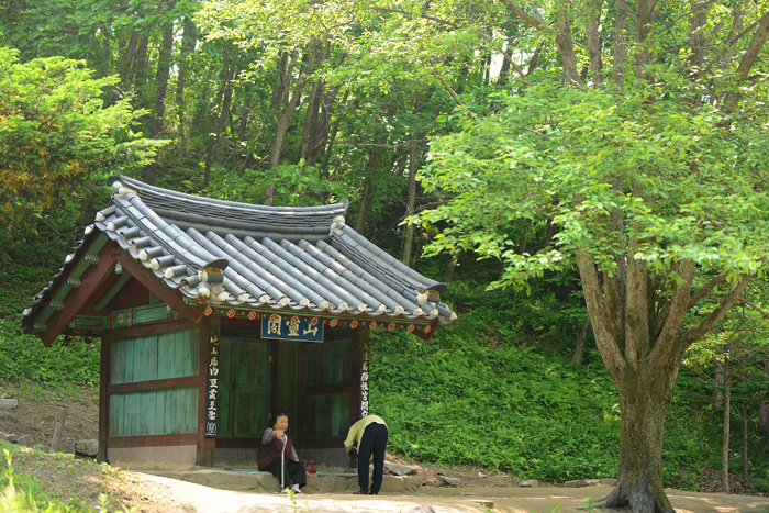 고치령 정상에 있는 산령각