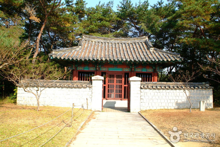 Tomb of General Kim Yushin (경주 김유신묘)
