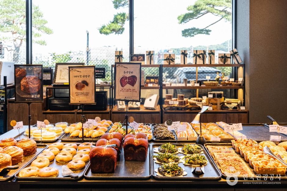 thumbnail-베이커리 카페 공간-18