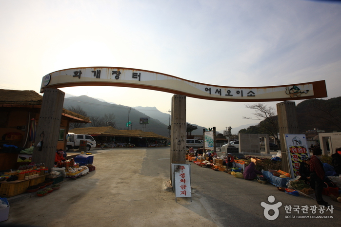 Hwagae Market (화개장터)