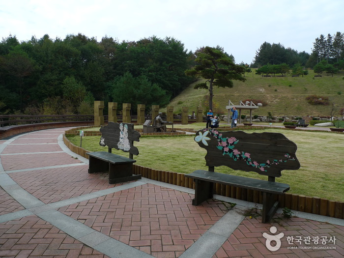 Lee Hyo-seok Memorial Hall (이효석 문학관)
