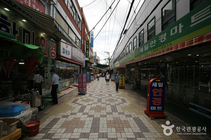Gukje Market (남포동 국제시장)
