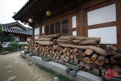 Jeonju Hanok Living Experience Center (전주한옥생활체험관)