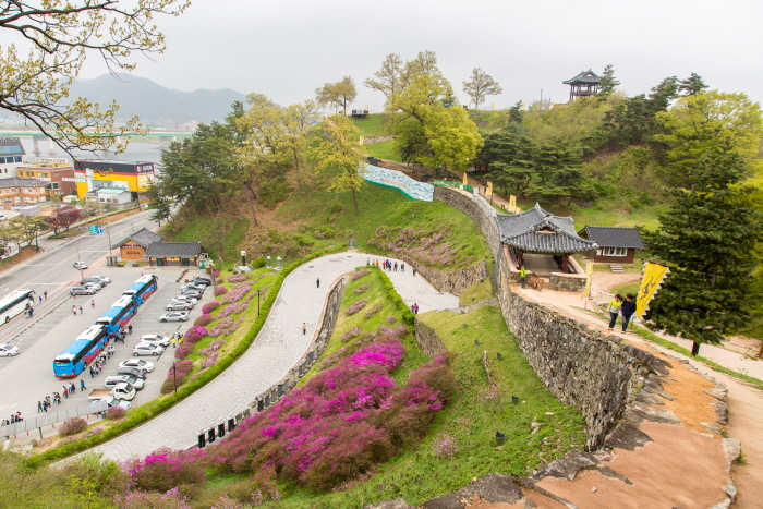 공산성을 산책하다보면 공주의 힘이 느껴진다.