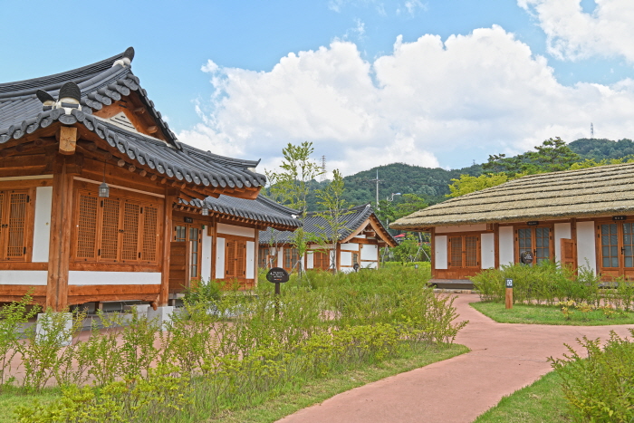 椒井行宮的訓民館、昭憲館、礦泉館