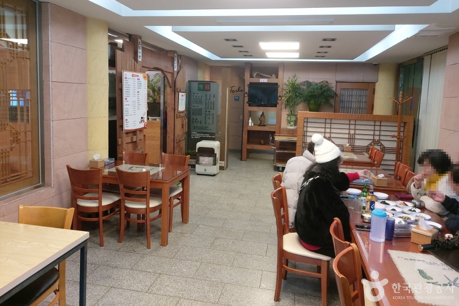 トンニム山菜食堂（덕림산채식당）