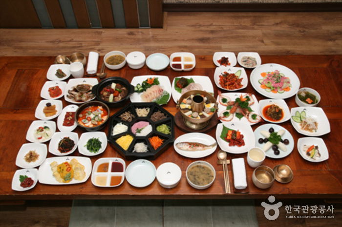 Jeonju Traditional Cultural Center Hanbyeoknu (전주전통문화관 한벽루)