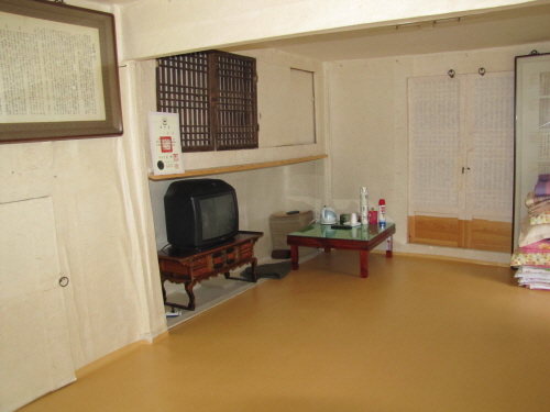 Hyangsan House (향산고택)